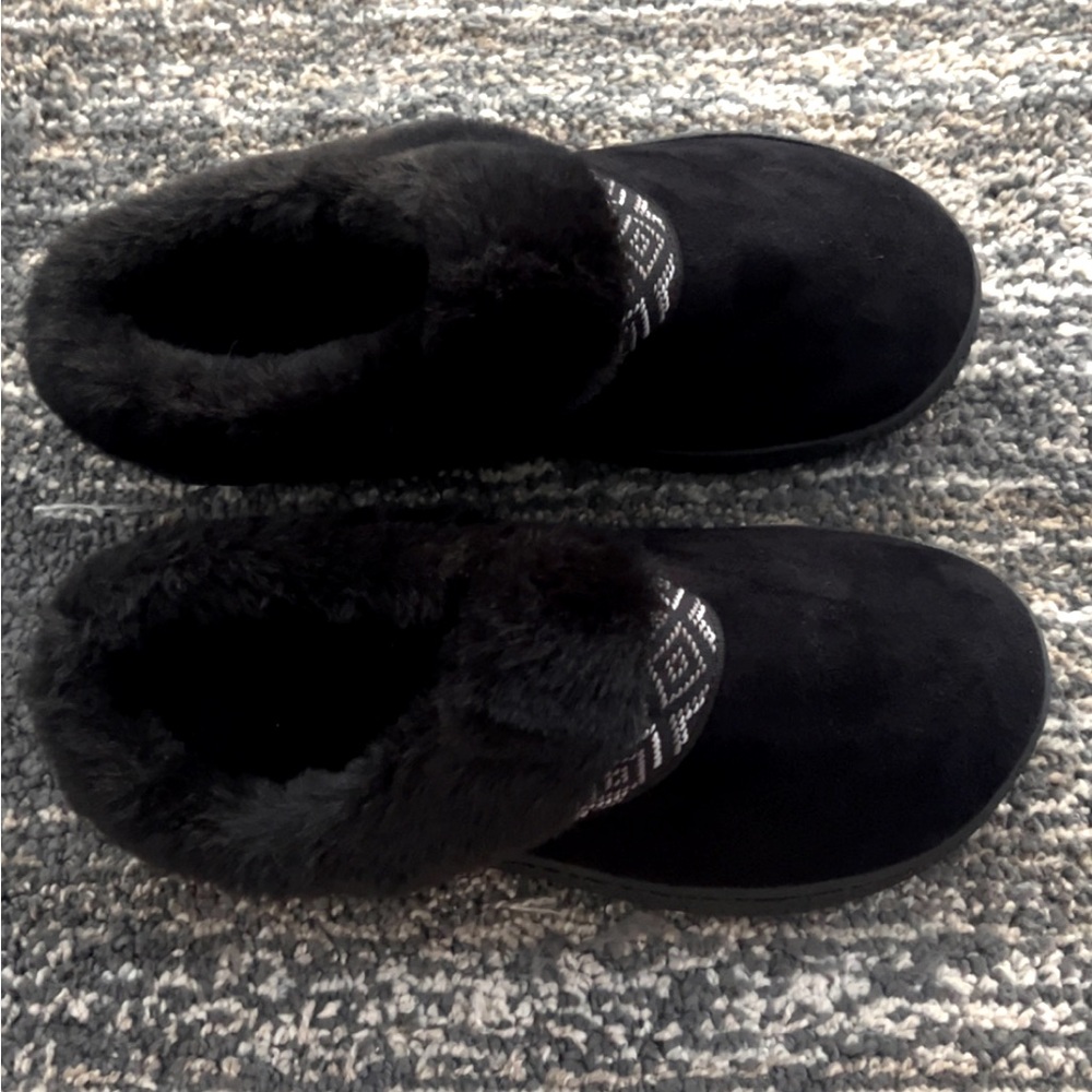NWOT Isotoner indoor/outdoor extra soft and warm black Slippers. Brand new!